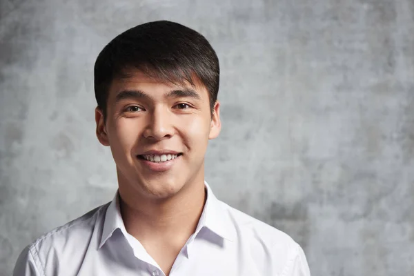 Азіатський Бізнесмен Зутвій Усміхнений Портрет Молодої Привабливою Казахської Учениці Білій — стокове фото