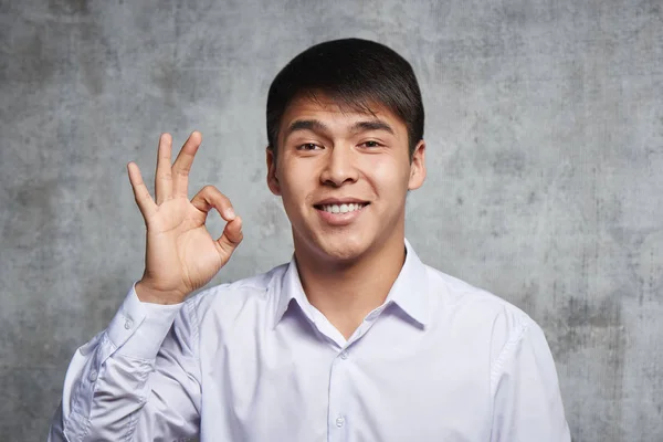Joven Guapo Asiático Muestra Sus Dedos Gesto Todo Está Bien — Foto de Stock