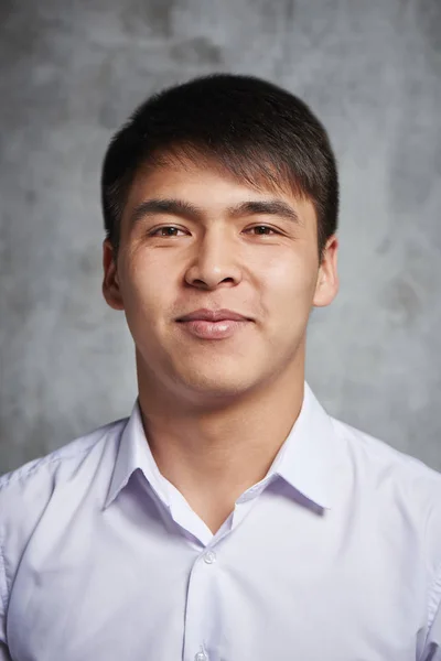 Hombre Negocios Asiático Sonriendo Retrato Joven Atractivo Estudiante Kazajo Con —  Fotos de Stock