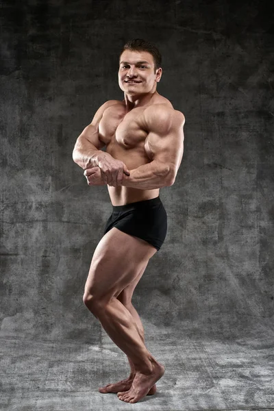 Sexig Bodybuilder Man Poserar Full Tillväxt Mörk Bakgrund Svarta Shorts — Stockfoto