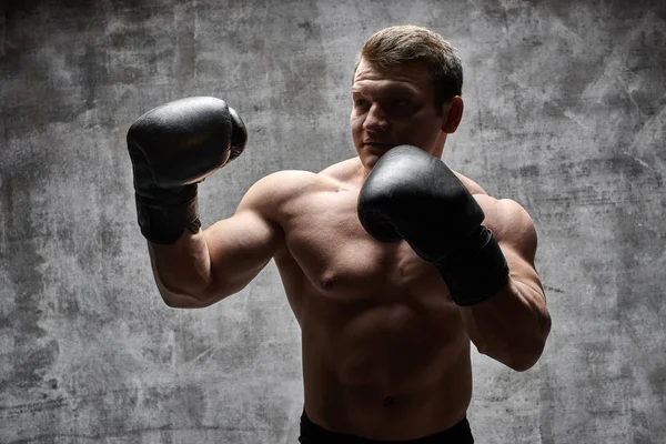 肌肉抽水的人拳击在黑色背景的手套 性感的运动身体 — 图库照片