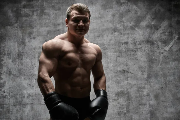 Homem Musculoso Bombeado Boxe Luvas Fundo Preto Sexy Corpo Atlético — Fotografia de Stock