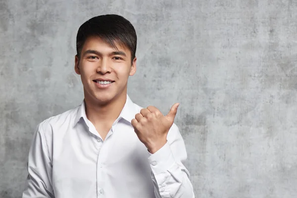 Aziatische Zakelijke Kleren Adverteert Iets Jonge Kazachse Met Vreugdevolle Gezichtsuitdrukking — Stockfoto