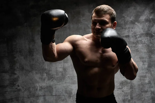 Hombre Musculoso Bombeado Boxeando Con Guantes Sobre Fondo Negro Sexy — Foto de Stock