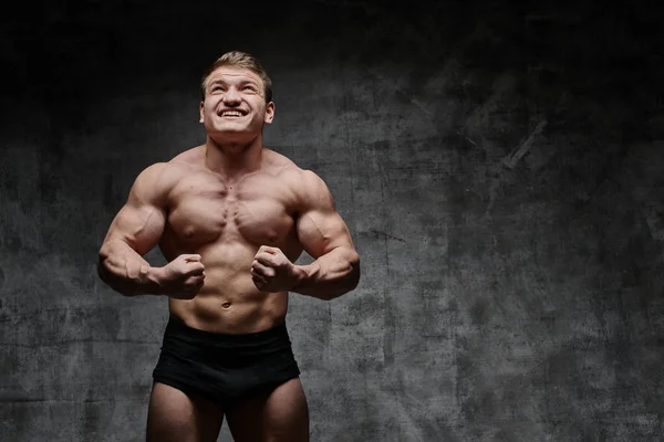 Sexy Bodybuilder Mann Posiert Auf Dunklem Hintergrund Schwarzen Shorts Schöner — Stockfoto