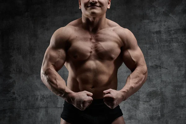 Sexy Bodybuilder Man Poseren Donkere Achtergrond Zwarte Shorts Knap Verpompte — Stockfoto