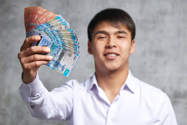 Asiatischer Geschäftsmann Mit Einem Bündel Kasachischer Tenge Der Hand Erfolgreicher — Stockfoto