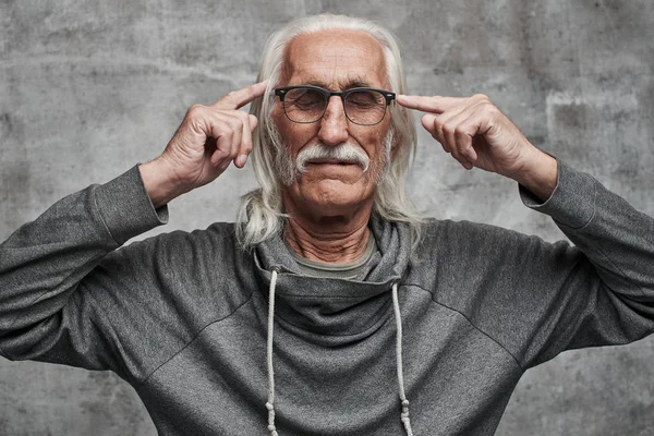 Ηλικίας Γκρίζα Μαλλιά Καυκάσιος Άντρας Συνταξιούχος Σκέφτεται Επιμελώς Κρατώντας Δάχτυλα — Φωτογραφία Αρχείου