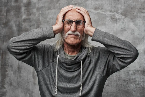 Viejo Abuelo Caucásico Pelo Gris Con Gafas Sostiene Cabeza Mueca —  Fotos de Stock