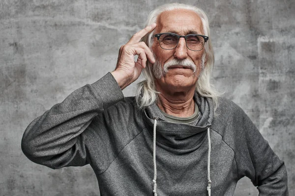 Aged Gray Haired Caucasian Male Pensioner Thinks Diligently Holding Fingers — Stock Photo, Image