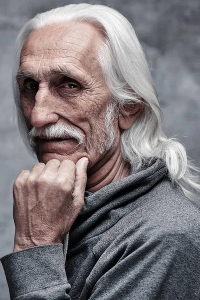 Anciano Canoso Caucásico Jubilado Pensando Vida Abuelo Gafas Con Bigote — Foto de Stock