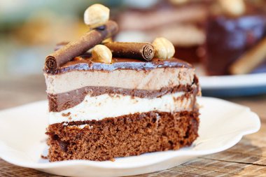 Beyaz bir tabaktabak tabaktabak kahve tiramisu kek. Lezzetli güzel şenlikli tatlı yan görünümü