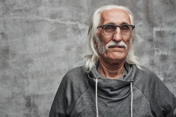 Gözlüklü Yaşlı Gri Saçlı Beyaz Adam Emekli Portresi Bıyık Serin — Stok fotoğraf
