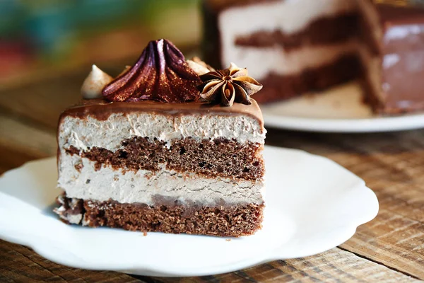 白い皿にコーヒーティラミスケーキ おいしい美しいお祝いのデザートサイドビュー — ストック写真