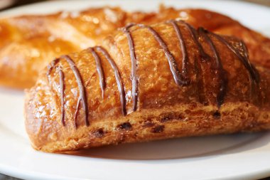 Beyaz bir tabak üzerinde elma ve çilek ile strudel iştah açıcı. Ev yapımı pastane, tepesi ile topuz