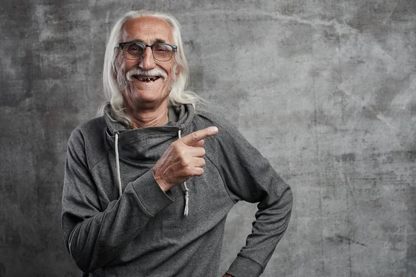 Aged Gray Haired Smiling Caucasian Man Points Side Index Finger — Stock Photo, Image