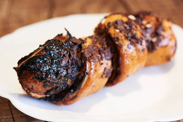 Croissant Francés Chocolate Plato Blanco Hogar Panecillos Hojaldre Horneados — Foto de Stock