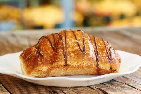 Aptitretande Strudel Med Äpplen Och Bär Vit Tallrik Hemlagad Konditorivaror — Stockfoto