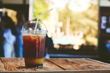 Serinletici alkolsüz renkli içecekler, kremalı süt lütfiti kokteyli, mojito, buzlu çay. Yaz barda saman ile plastik cam Milkshake, doğa arka plan 