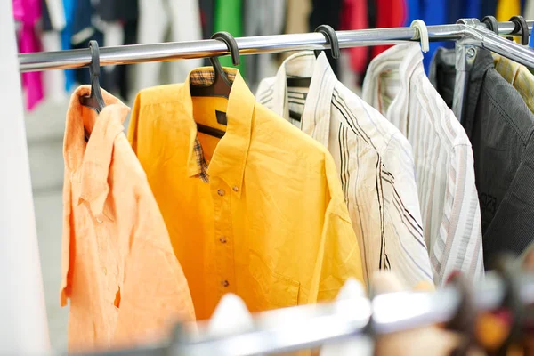 Многоцветная Одежда Висящая Вешалках Подержанном Магазине — стоковое фото