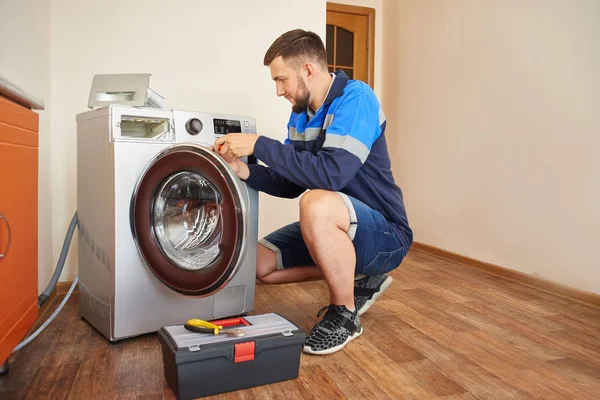 Encanador Macacão Com Ferramentas Reparar Uma Máquina Lavar Roupa Casa — Fotografia de Stock