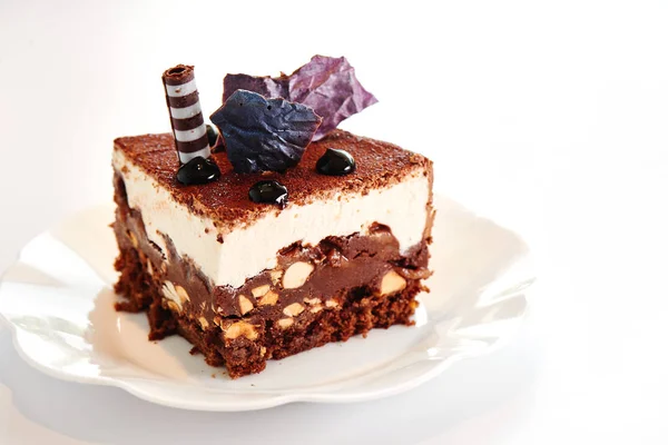 白い皿の上にチョコレートペストリー甘いケーキ 自家製ベーカリー お祝いのデザート — ストック写真