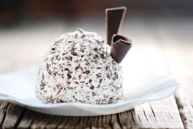 beyaz bir plaka üzerinde çikolata pasta tatlı kek. Ev yapımı fırın, şenlikli tatlı