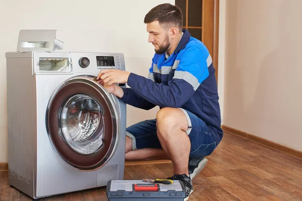Loodgieter Overalls Met Gereedschap Repareert Een Wasmachine Huis — Stockfoto