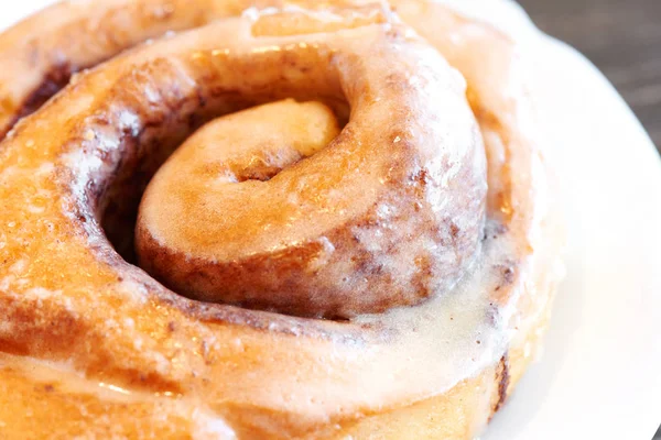 Appetizing Cinnamon Roll White Plate Homemade Pastry Bun Nuts Topping — Stock Photo, Image