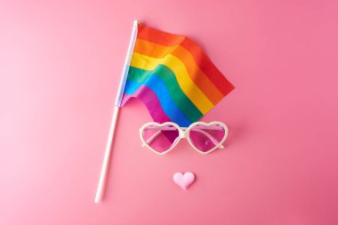Pembe gözlük, kalpler ve gökkuşağı bayrağı LGBT. Gay geçit töreni
