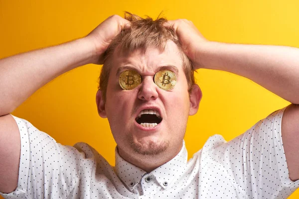 Ritratto Uomo Grasso Sconvolto Con Bitcoin Negli Occhi Tizio Strappa — Foto Stock