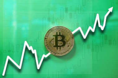 Yeşil arka planda bitcoin fiziksel altın sikke, program ile kolaj. Dijital kripto para birimi büyüme konsepti