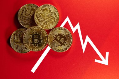 Kırmızı arka plan daki bitcoinlerin fiziksel altın sikkeleri, programla kolaj. Dijital kripto para birimi sonbahar konsepti