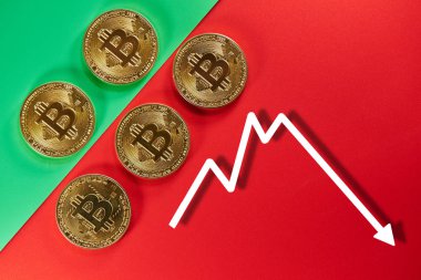 Kırmızı yeşil arka plan üzerinde bitcoins Fiziksel altın sikke, program ile kolaj. Dijital kripto para birimi kavramının yükselişi ve düşüşü