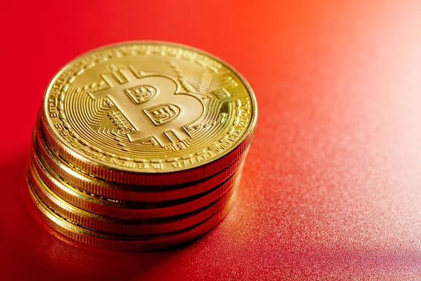 Monedas Oro Físicas Bitcoins Sobre Fondo Rojo Concepto Criptomoneda Digital — Foto de Stock