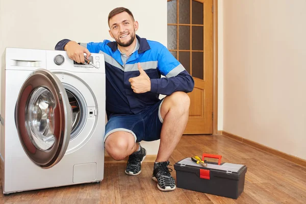 Encanador Macacão Com Ferramentas Reparar Uma Máquina Lavar Roupa Casa — Fotografia de Stock