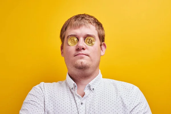 Grappige Dikke Man Met Bitcoins Ogen Gele Achtergrond Concept Van — Stockfoto