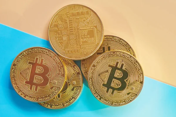 Monedas Físicas Oro Bitcoins Sobre Fondo Azul Amarillo Concepto Criptomoneda — Foto de Stock