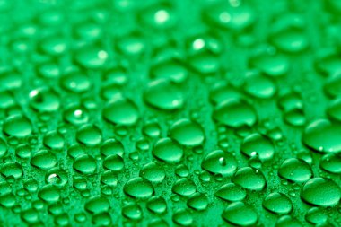 Yeşil kağıt arka plan üzerinde su damlası deseni yakın çekim. Yağmurdan sonra tazelik, doğa, çiy kavramı