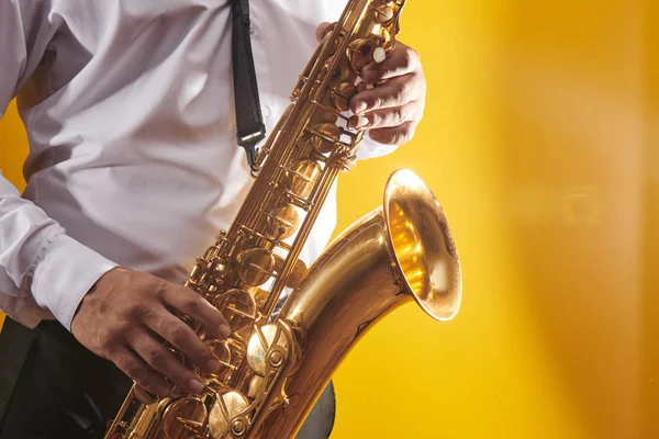Retrato Músico Profesional Saxofonista Hombre Camisa Blanca Toca Música Jazz —  Fotos de Stock