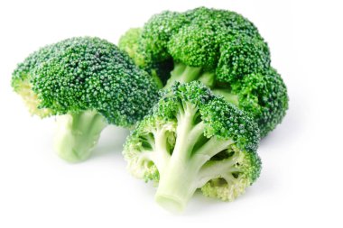 Beyaz arka planda taze çiğ brokoli, yan görünüm. Sağlıklı gıda kavramı, diyet, sulforaphane, cruciferous sebze