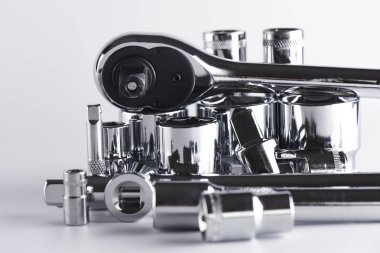 Endüstriyel çilingir metall araçları beyaz arka plan üzerinde