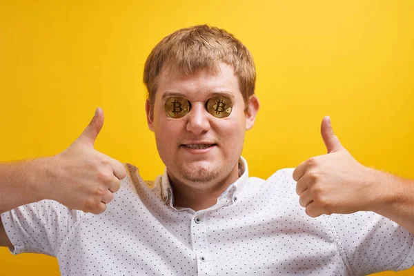 Sarı Arka Plan Üzerinde Gözleri Bitcoin Ile Neşeli Şişman Adam — Stok fotoğraf