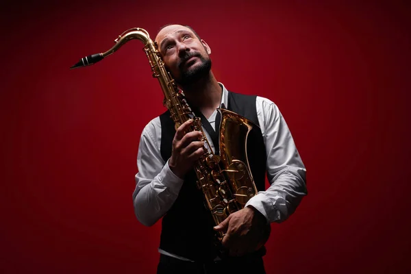 Retrato Músico Profesional Saxofonista Traje Toca Música Jazz Saxofón Fondo — Foto de Stock