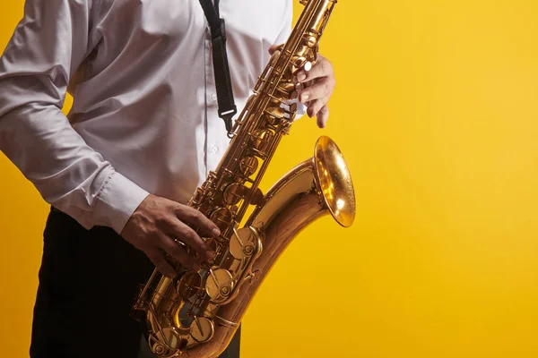 Retrato Músico Profesional Saxofonista Hombre Camisa Blanca Toca Música Jazz —  Fotos de Stock