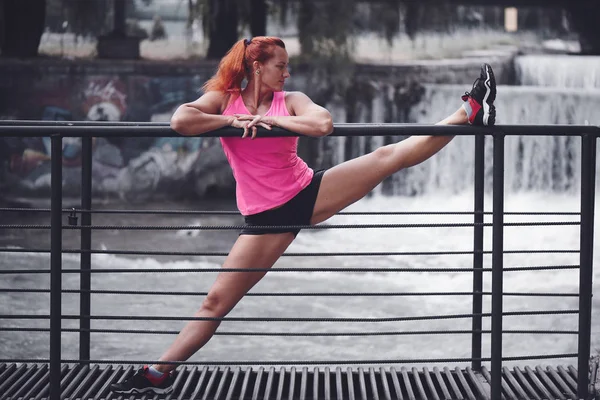 Adulto Mulher Cabelos Vermelhos Atleta Top Rosa Shorts Executa Exercícios — Fotografia de Stock