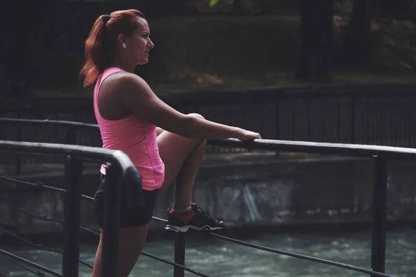 Adult Red Haired Woman Athlete Pink Top Shorts Performs Morning — Stock Photo, Image