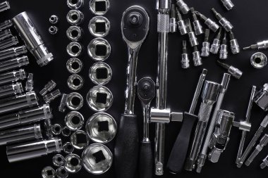 Siyah arka plan üzerinde endüstriyel çilingir metall araçları