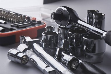 Endüstriyel çilingir metall araçları beyaz arka plan üzerinde