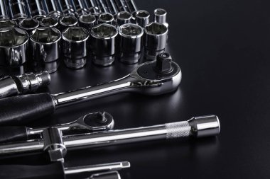 Siyah arka plan üzerinde endüstriyel çilingir metall araçları